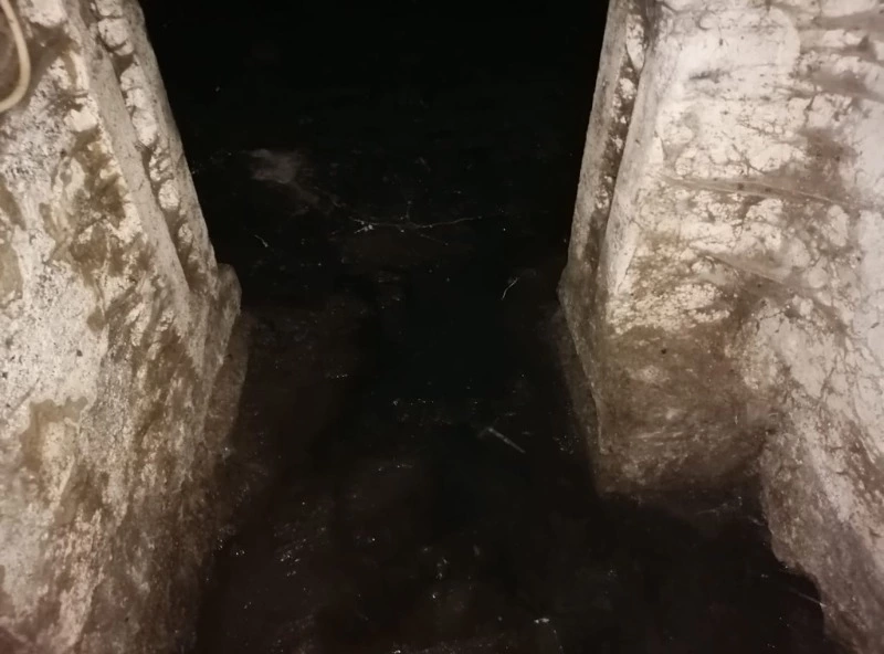 «Штыри в бордюрах и амбре»: жильцы аварийного дома на Сахалине борются с ЖЭУ