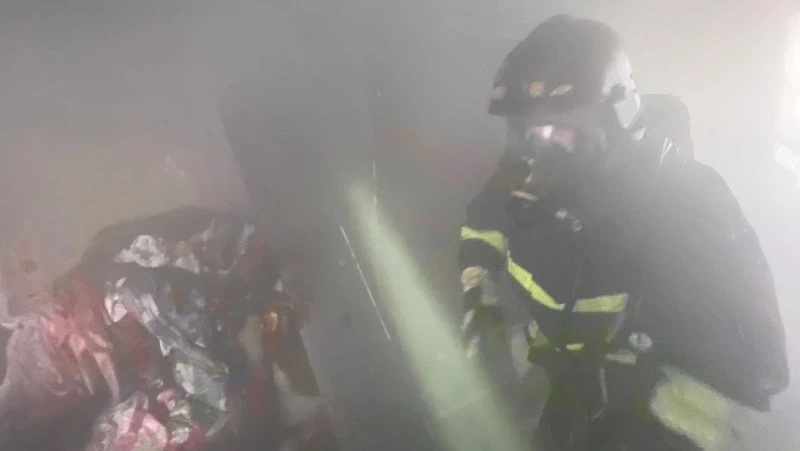 Пожарные эвакуировали 20 человек из-за возгорания в Холмске утром 16 ноября