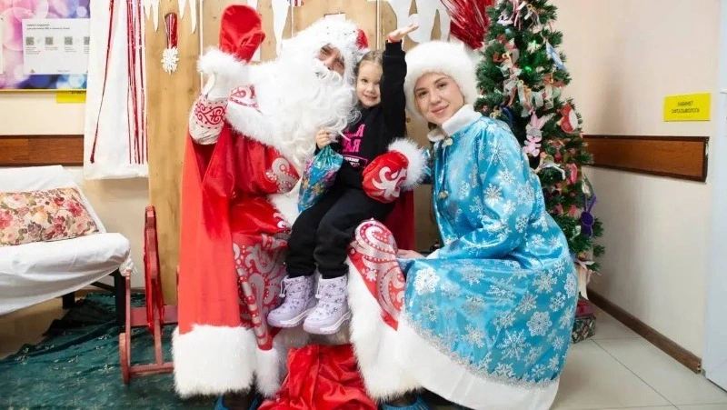 Дед Мороз и волонтеры поздравили детей в областной больнице Южно-Сахалинска
