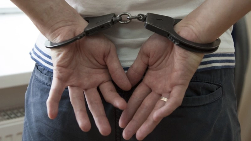 Мужчины открыли продажу поддельных документов у вокзала в Южно-Сахалинске