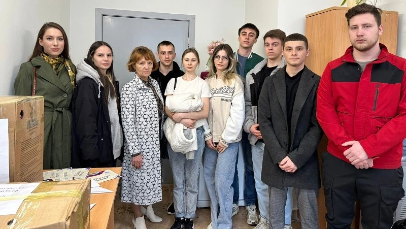 Студенты СахГУ собрали вещи и продукты для бойцов на СВО