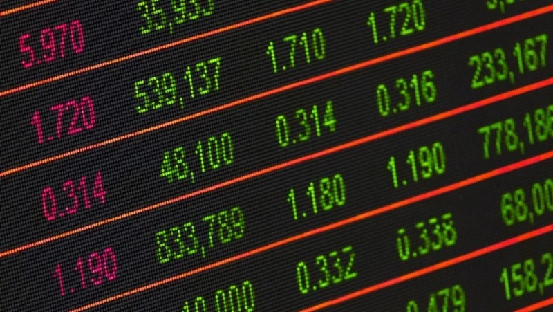 Доллар опустился ниже 85 рублей, евро — до 94 рублей