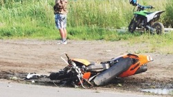 Водитель мотоцикла умер после столкновения со столбом в Углегорске