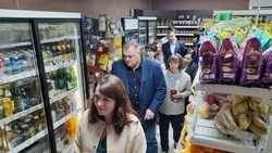 Первого заместителя губернатора порадовали цены в социальном магазине Анивы