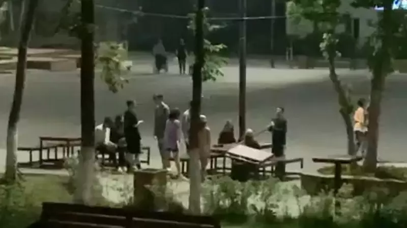 Скамейки для отдыха разгромили подростки на главной площади Долинска