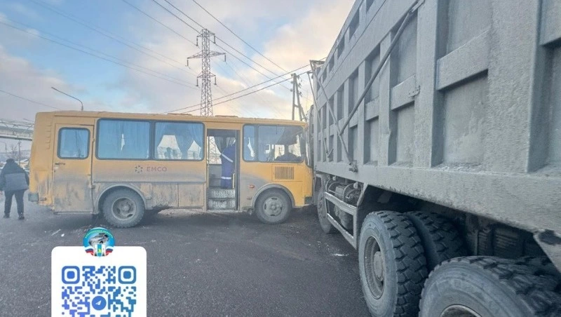 Водитель автобуса пострадал в ДТП с китайским грузовиком в Углегорске