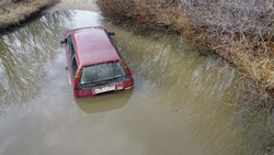 Пустой автомобиль нашли в озере в Охинском районе