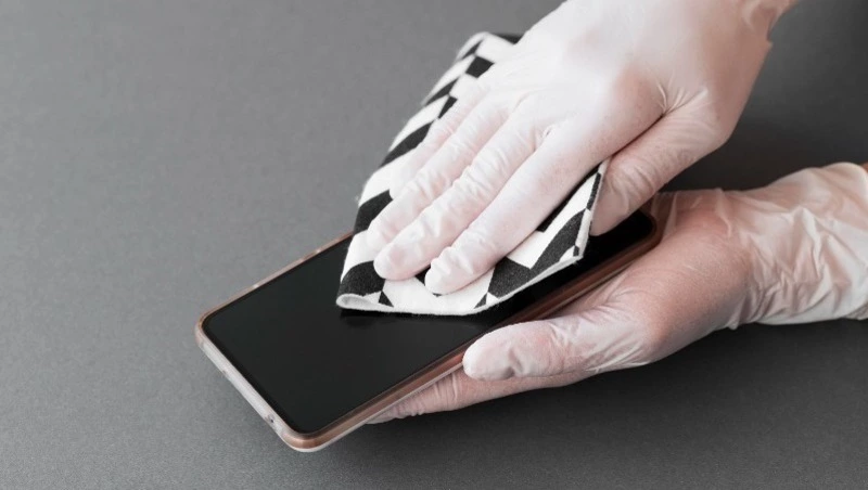 Житель Южно-Сахалинска оставил курьера без смартфона