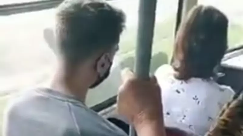 «Устал, а бабушка постоит!» Сахалинцы разругались в соцсетях из-за воспитания молодежи