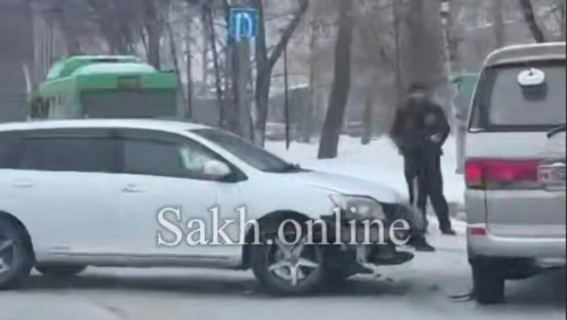 «Тойота» врезалась в микроавтобус при повороте налево в Южно-Сахалинске 