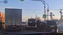 Кроссовер и хэтчбек «зацепились» на проезжей части в Южно-Сахалинске