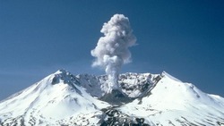 МЧС зафиксировало извержение вулкана Эбеко на высоту до 3 км на Курилах 29 марта 