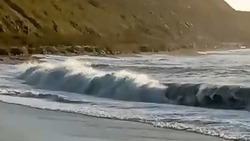 «Море волнуется раз»: красивые волны на закате сняли сахалинцы