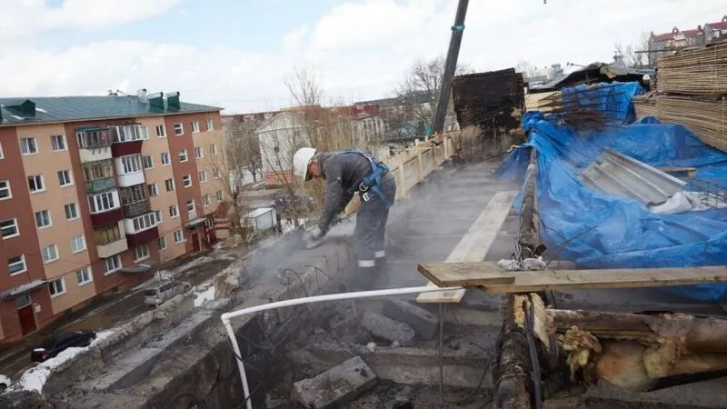 Мэрия рассказала, как идет восстановление пострадавшего при пожаре дома на Сахалинской, 43