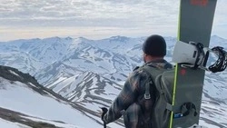 «Это чистый кайф!»: на Курилах осваивают летний сноубординг  