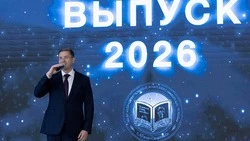Алексей Белик напутствовал первых выпускников школы № 25 в Южно-Сахалинске