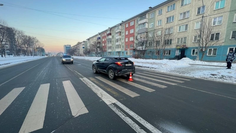 Мужчина сломал ногу в ДТП на пешеходном переходе 17 января в Южно-Сахалинске