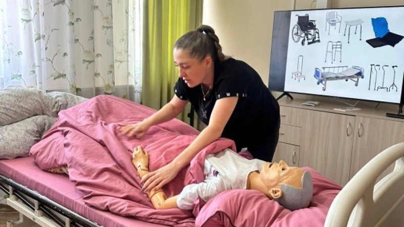 Жителей Сахалина научили уходу за пожилыми родственниками и инвалидами