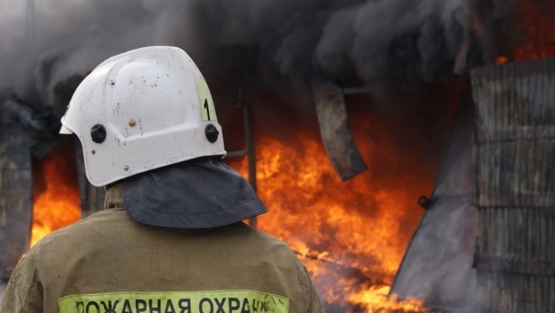 В Холмске горел расселенный четырехэтажный дом