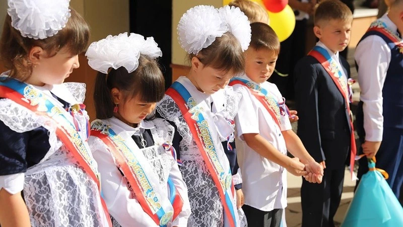 В Углегорском районе 1 сентября за парты сели 2336 учеников