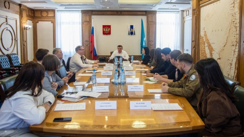 Валерий Лимаренко и члены молодежного правительства подвели итоги совместной работы