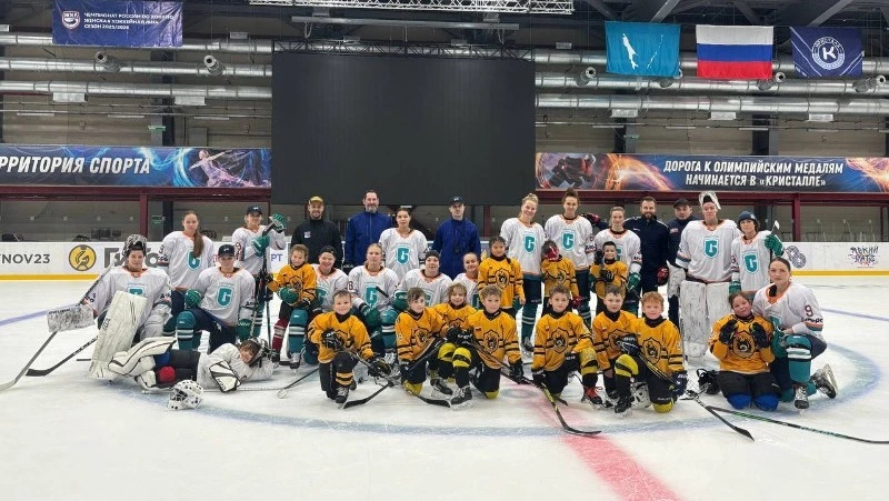 Хоккеистки ЖХК «Сахалин» провели мастер-класс для детей