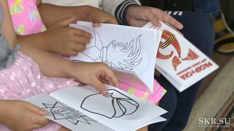 Сахалинские дошкольники раскрашивают советские танки