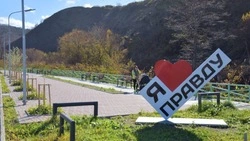 Новую зону отдыха открыли после благоустройства набережной реки в Холмском районе