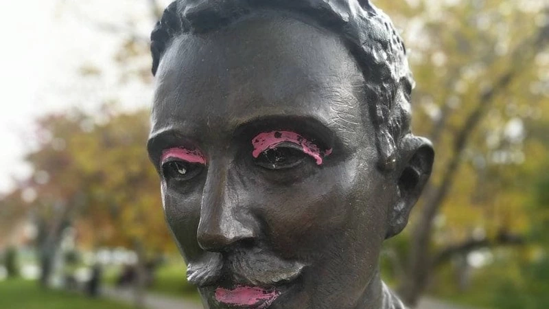 Вандалы разрисовали памятники возле областной библиотеки в Южно-Сахалинске