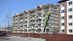 Рабочий сорвался во время ремонта крыши в Поронайске