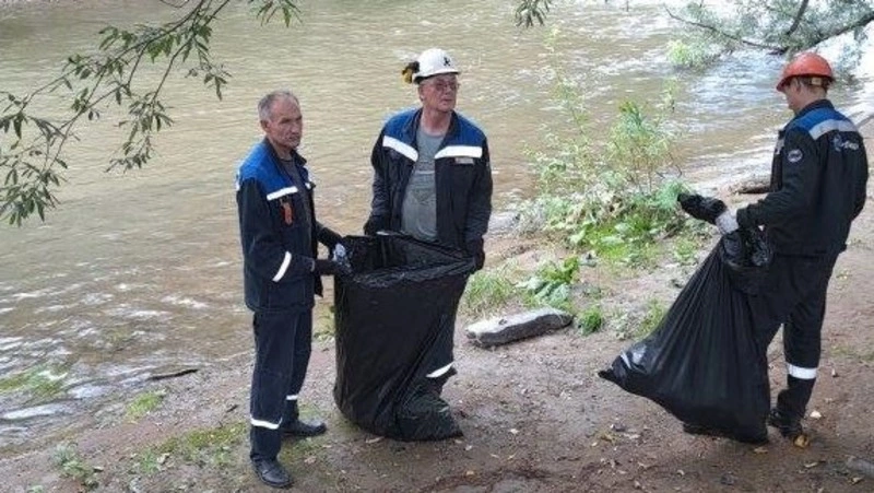 Энергетики очистили от мусора участок реки Красносельской в Южно-Сахалинске