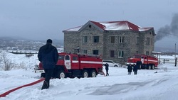 Комнату в частном доме в Южно-Сахалинске тушили 13 пожарных днем 3 декабря 