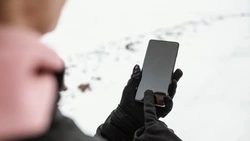 Житель Охи поссорился с прохожей, напал на нее и украл телефон