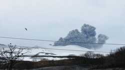 На Курилах вулкан выпустил трехкилометровый столб пепла. Видео