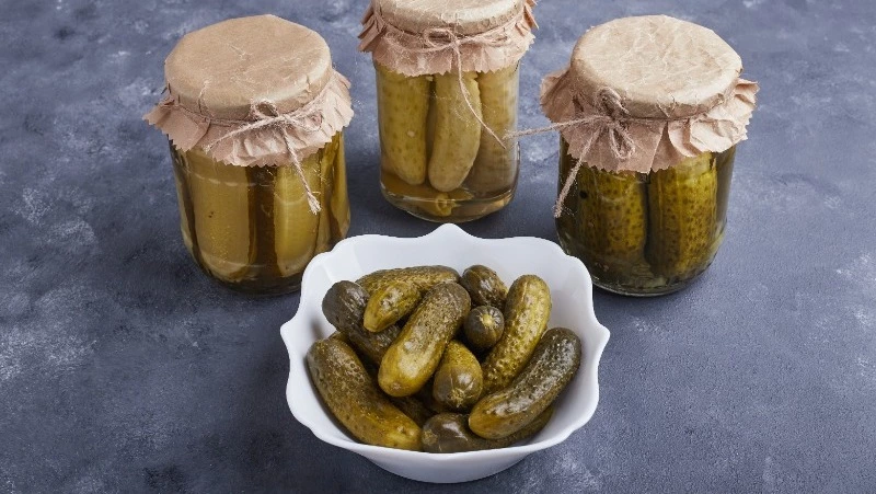 Вкусные и хрустящие маринованные огурцы — хозяйки закатывают не меньше 30 банок
