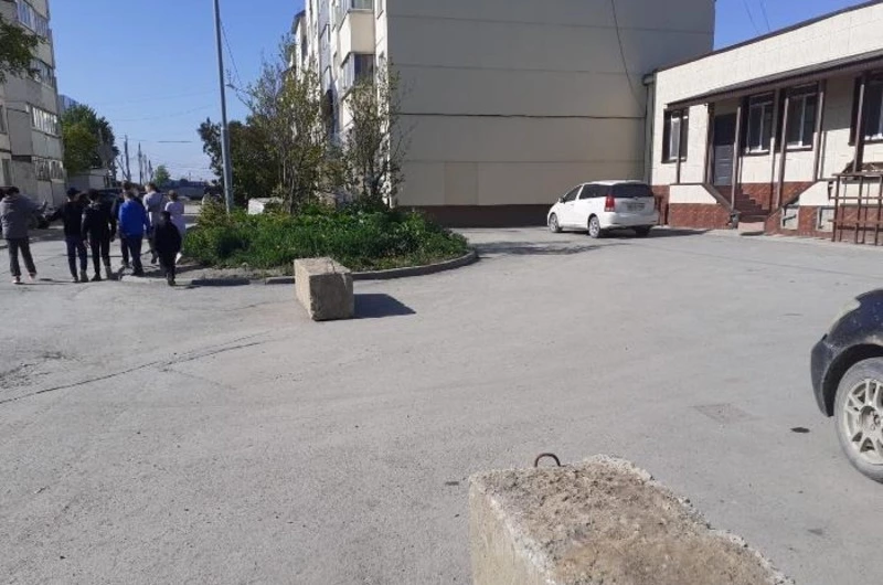 Самовольные владельцы магазина перекрыли парковку для покупателей в Южно-Сахалинске