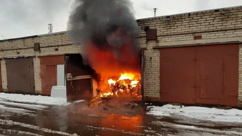 Вспыхнувший гараж в Поронайске потушили шестеро спасателей