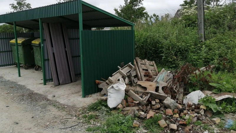 Сахалинцы пожаловались на свалку строительного мусора на контейнерной площадке