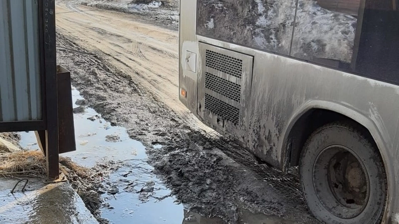 Сахалинцы ходят в черных пакетах на ногах по дороге на кладбище