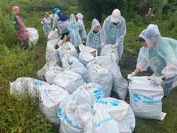 15 кубометров мусора вывезли с берега сахалинской реки 