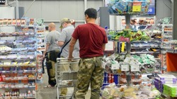Снизились цены на колбасу, творог и овощи в магазинах Сахалина. Что еще подешевело?