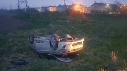 Автомобиль такси перевернулся вместе с водителем на Сахалине