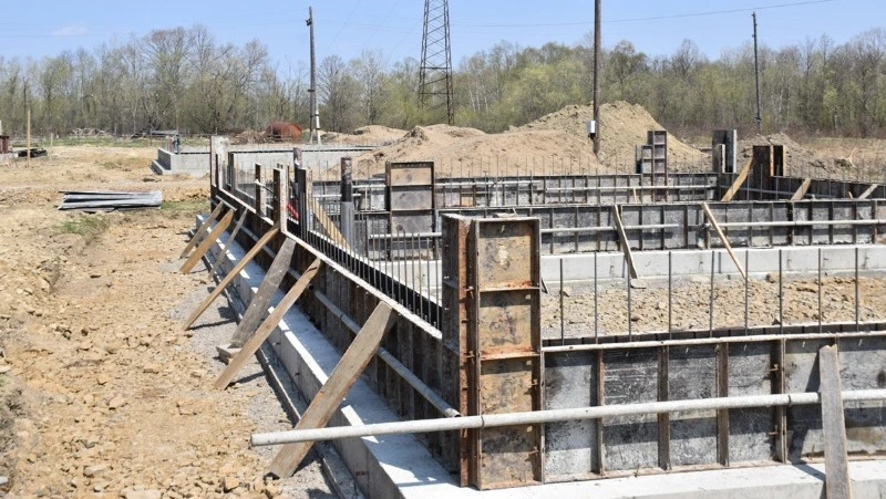 Девять новостроек в селе Поронайского района сдадут до конца 2023 года