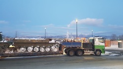 Водители превратили ТПУ «Алые розы» в Дальнем в парковку для большегрузов