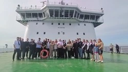 Паром доставил на Сахалин делегацию с частицей Вечного огня из Москвы