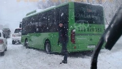 Автобус с пассажирами увяз в свежем снегу на одной из улиц Южно-Сахалинска
