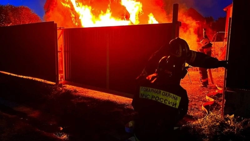 Двухквартирный жилой дом и хозяйственные постройки сгорели в Тымовском районе 