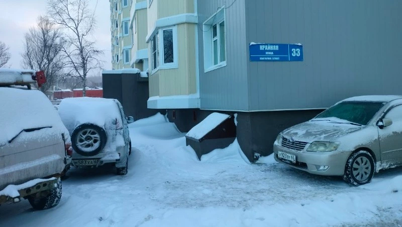 Машины на тротуаре заставили людей идти с ребенком по гололеду в Южно-Сахалинске