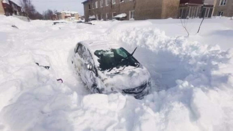 SKR-SOS: гигантские сугробы заперли жителей Южно-Сахалинска во дворах
