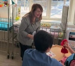 «Много улыбается»: юная сахалинка, пострадавшая от приемной матери, проходит реабилитацию